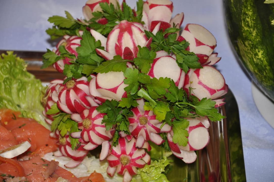 Künstlerisch gestaltetes Buffet Hotel Kalithea Horizon Royal