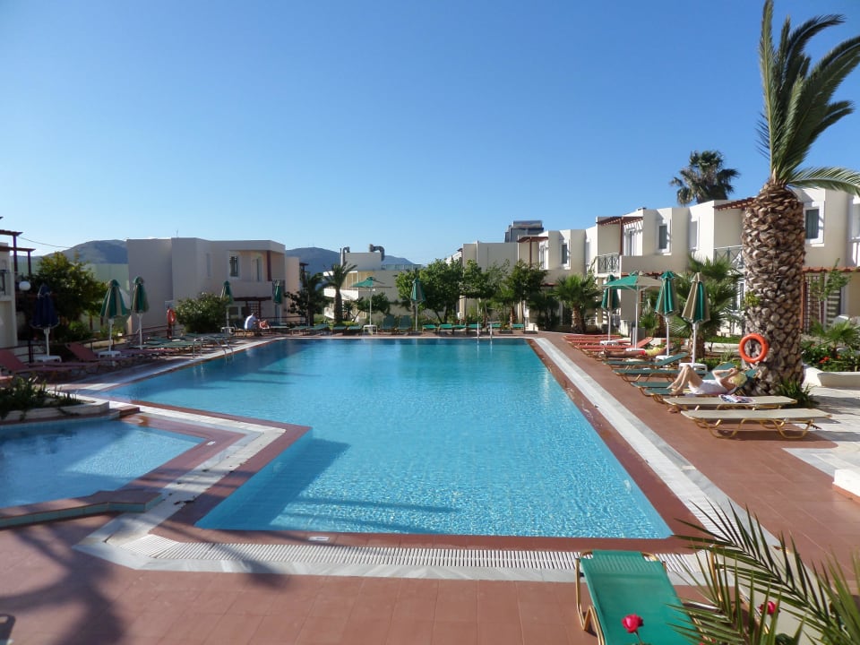 Kleinerer Pool im Garten mit Ruhe HARPIN Georgioupolis Resort Aquapark & SPA