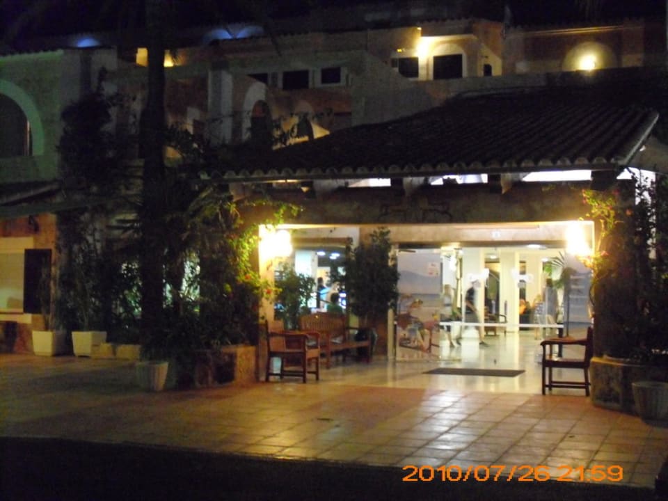 Hoteleingang bei Nacht FERGUS Style Bahamas