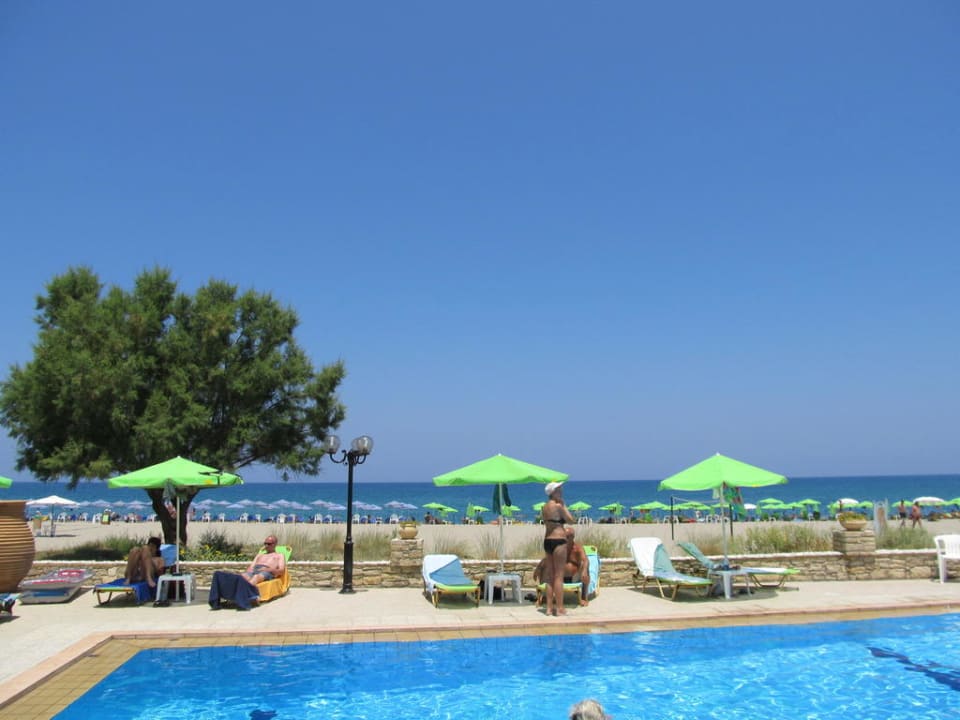 Der Pool mit Blick zum Hotelstrand Golden Beach Rethymnon