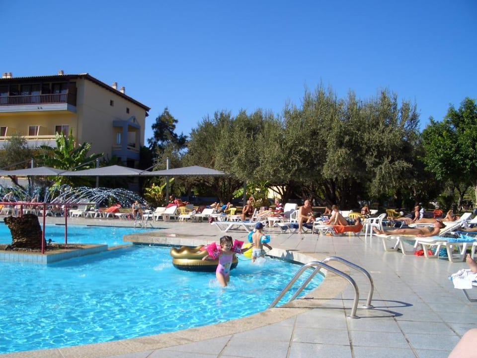 Teil der poolanlage Hotel Golden Odyssey