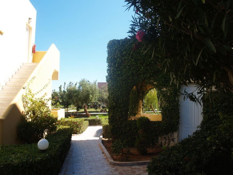 Hotelowe alejki Vantaris Luxury Beach Resort