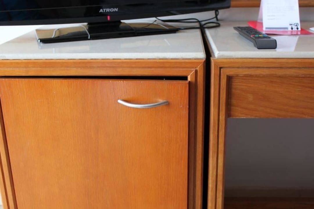 Schranktür zur Minibar lässt sich nicht schließen Cavalieri Art Hotel