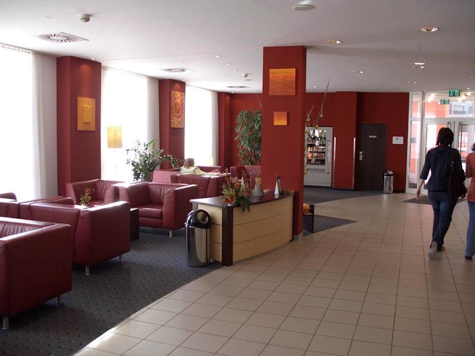 Sitzmöglichkeiten in der Lobby Premier Inn Wien City Hauptbahnhof