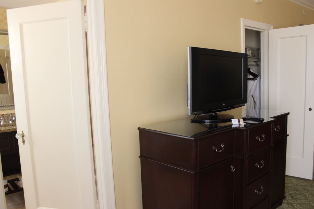 TV, Minibar, Schrank, Bad Omni Shoreham Hotel