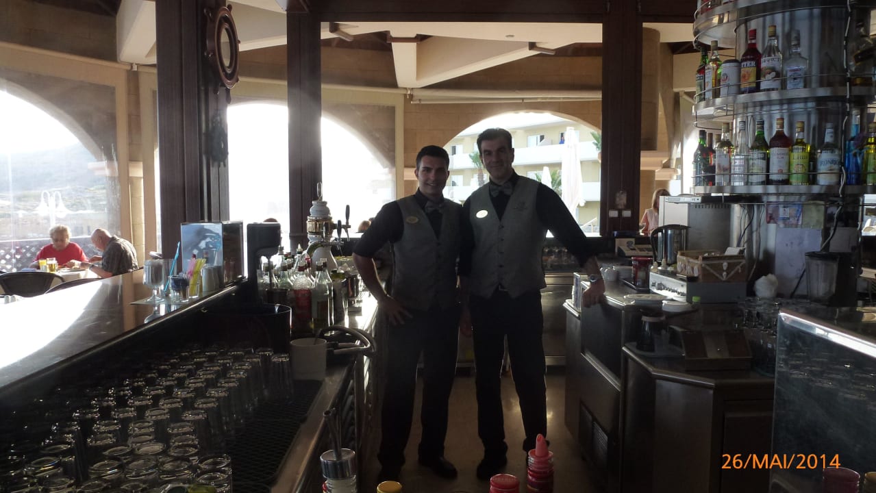 Die Bar am Restaurant mit 2 freundlichen Barkeeper Hotel Kalithea Horizon Royal