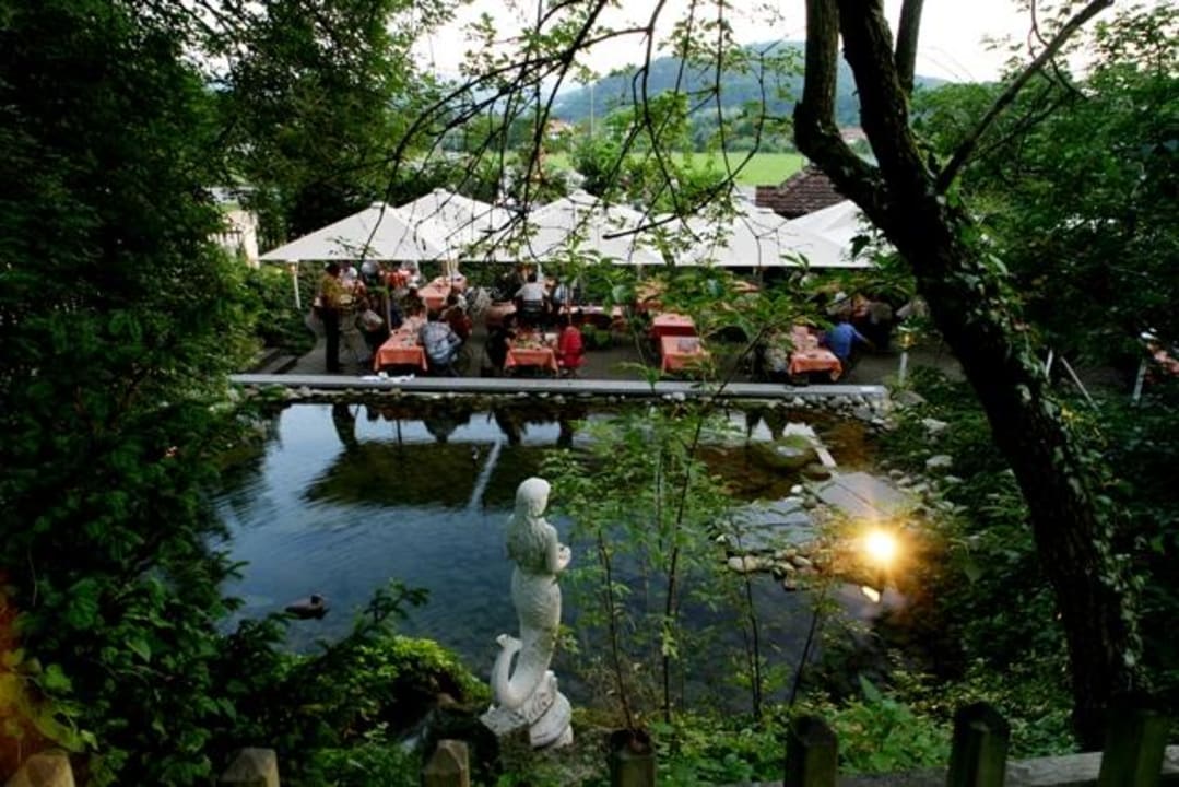 Gartenrestaurant mit Weiher Hotel Bad Bubendorf