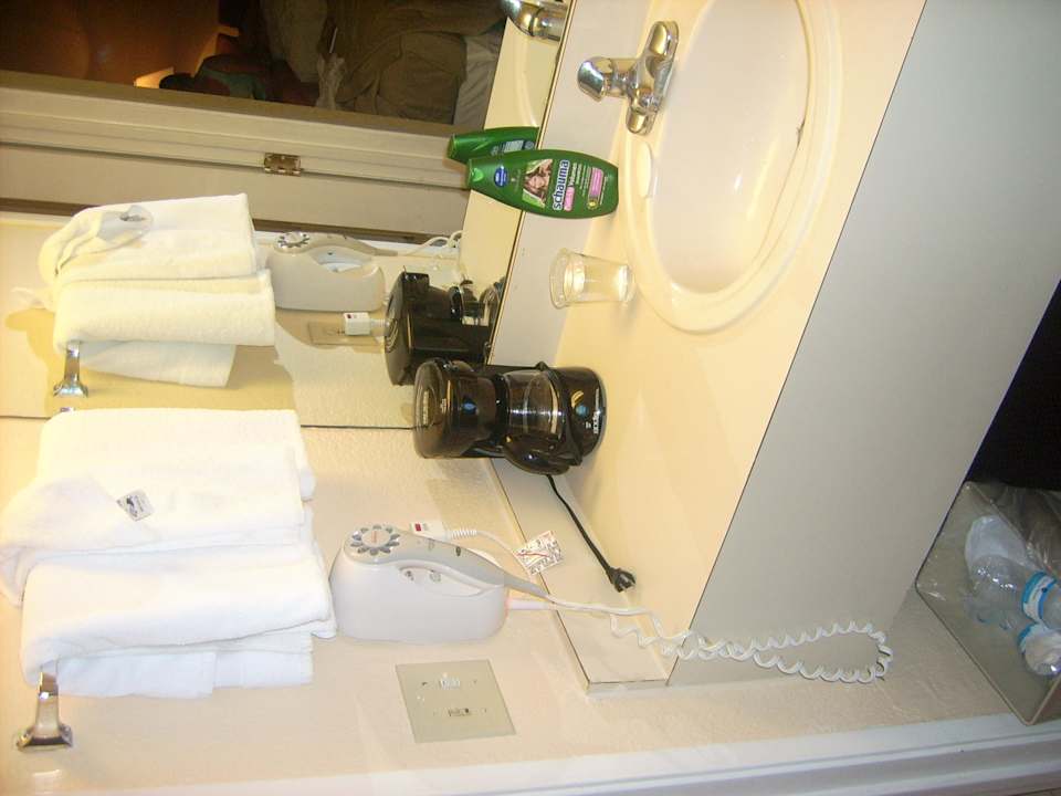 Kaffeemaschine im Badbereich Hotel Rodeway Inn Maingate