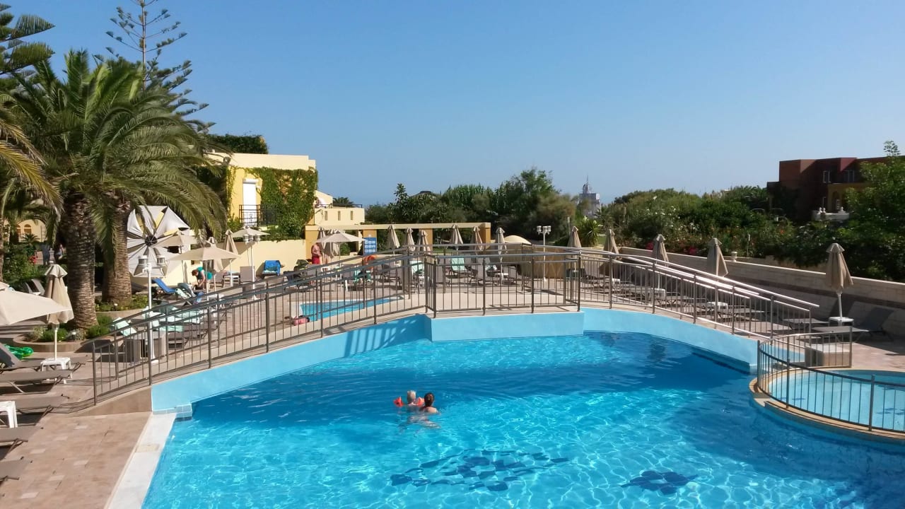 Pool Vantaris Luxury Beach Resort