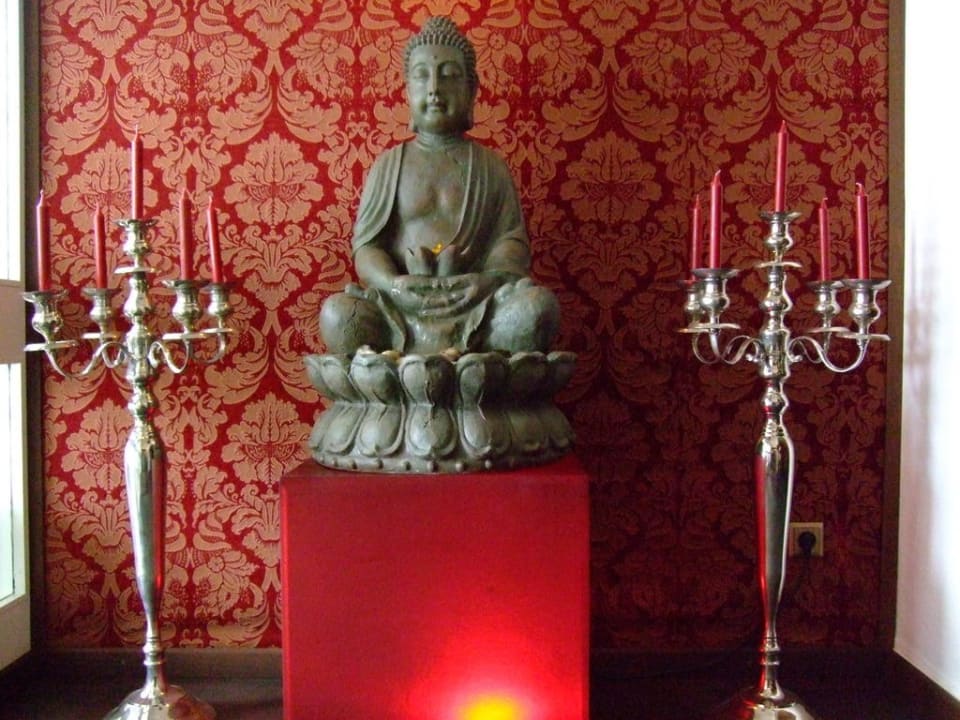 Buddha am Eingang Hotel Platzhirsch