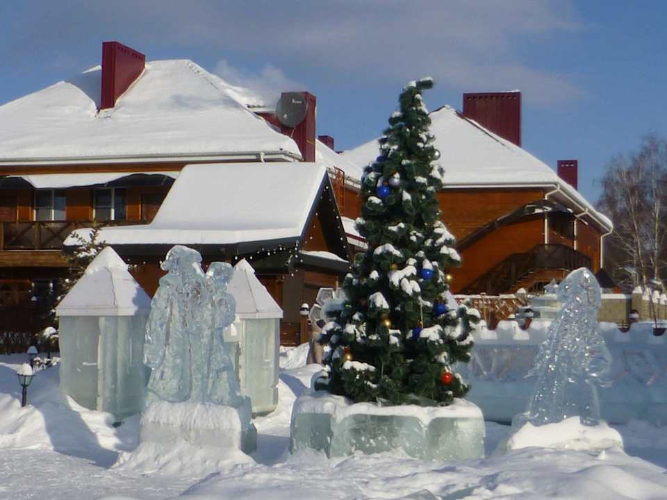 Hauptgebäude & Eisskulpturen Apartments Taganai