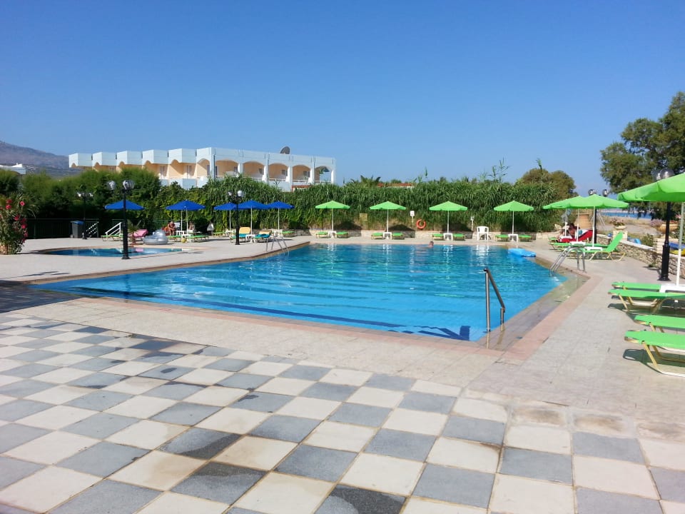Der Größte von drei Pools Golden Beach Rethymnon