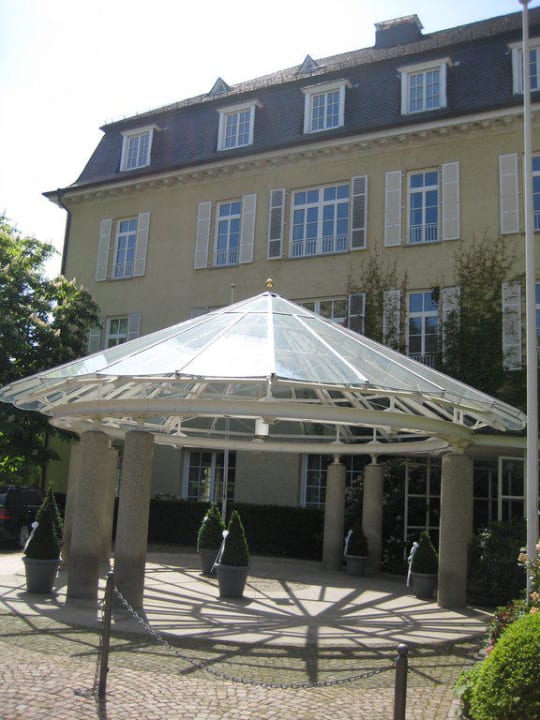Blick auf einen Eingang des Hotels Steigenberger Icon Grandhotel Petersberg