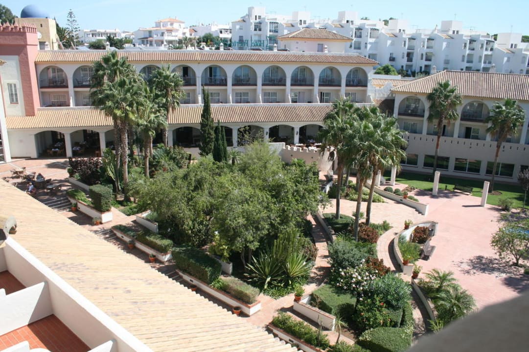 Haupthaus und Teil der Gartenanlage Fuerte Conil-Resort