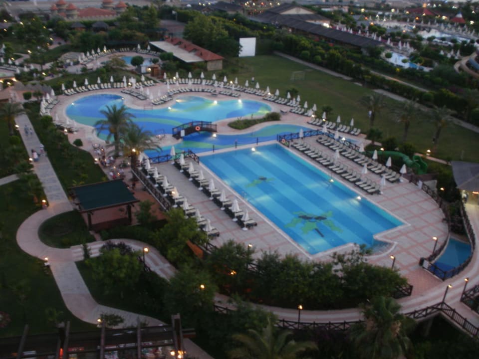 Blick vom Balkon auf Poolanlage Sherwood Exclusive Lara