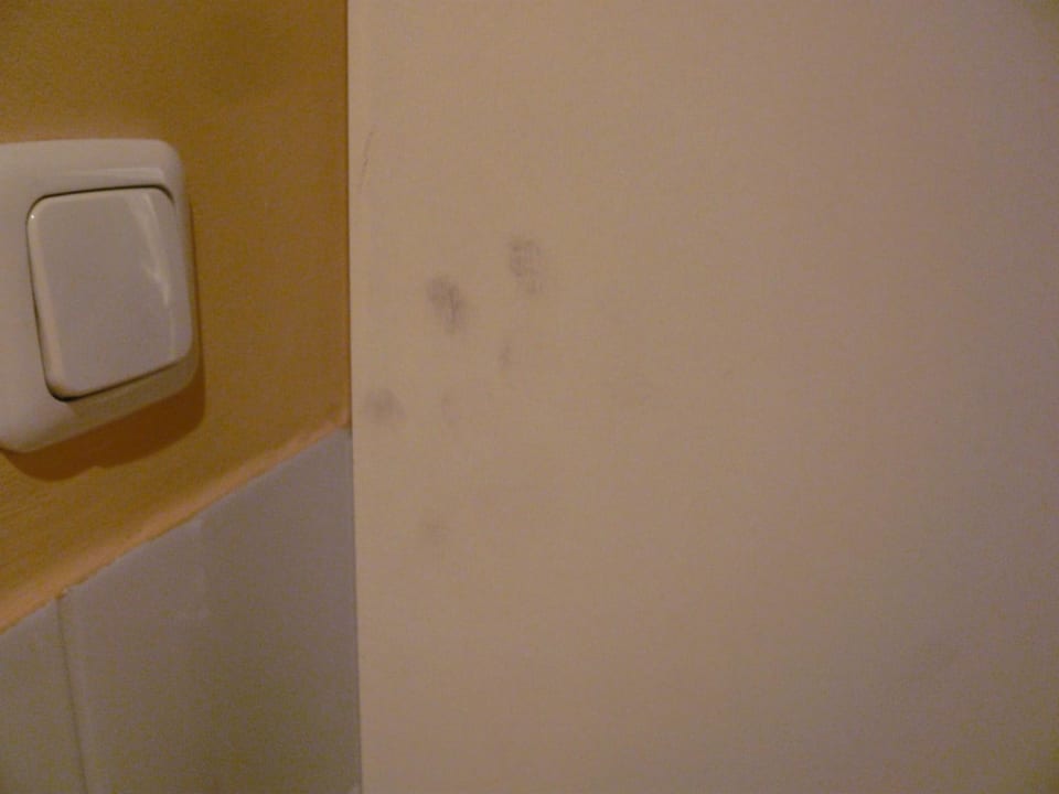 Verschmutzte WC-Tür Zimmer 216 Hotel Alpenfriede