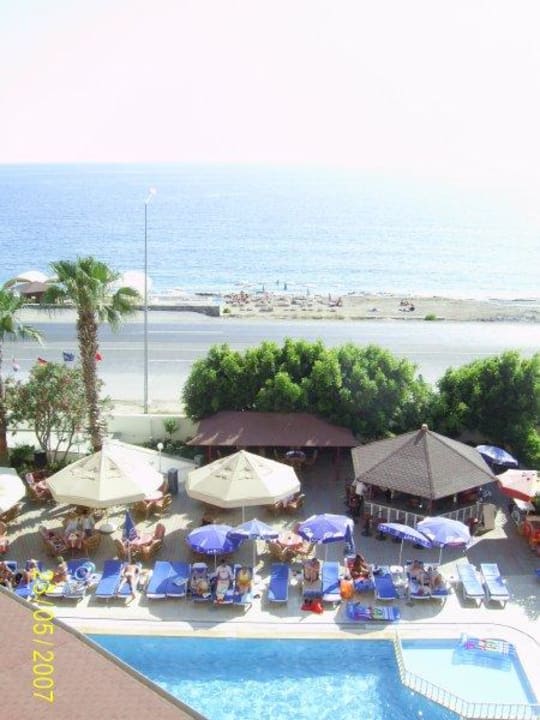Blick vom Zimmer auf Pool und Bar Doris Aytur Hotel