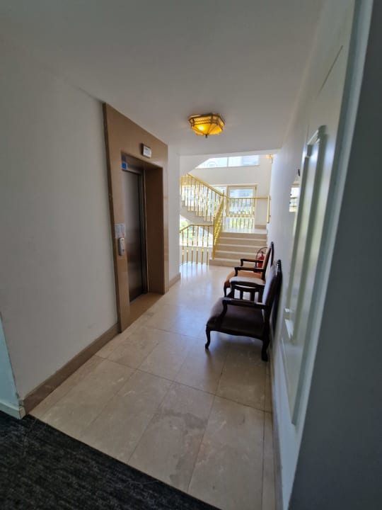 Lobby Well Palace Side