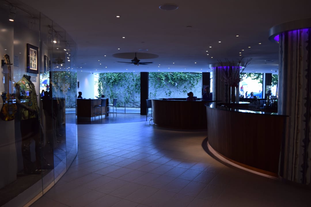 Rezeption mit Durchgang zum Pool Hard Rock Hotel Penang