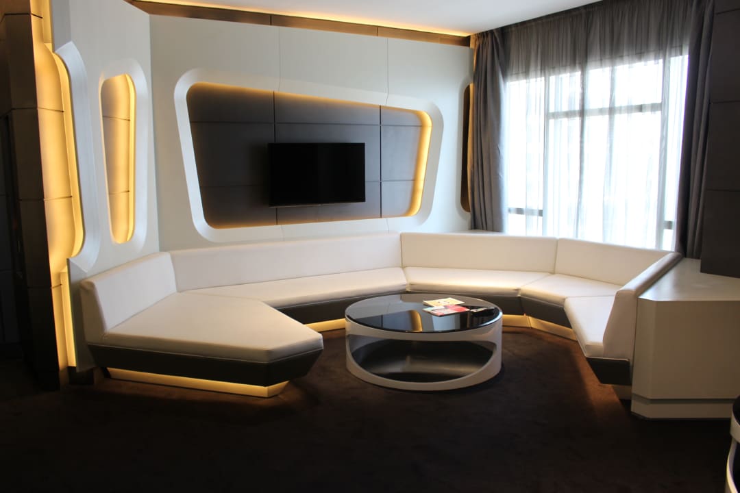 Zimmer V Hotel Dubai, Curio Collection by Hilton