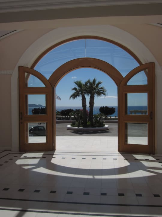 Blick von der Lobby zur Auffahrt Mitsis Rodos Village