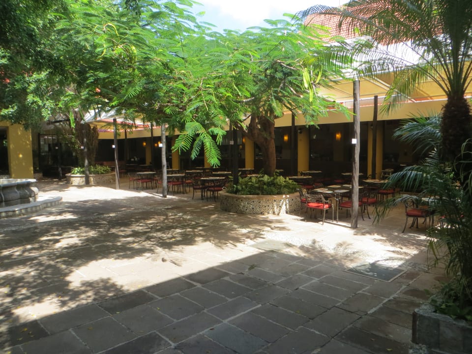 Piazza Sitzgelegenheiten für das Buffet Viva Azteca by Wyndham - All Inclusive Resort