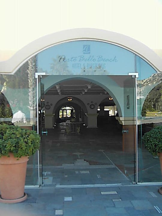 Hoteleingang Porto Bello Beach