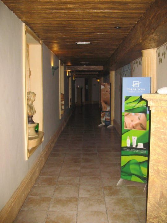 Eingang zum Wellnessbereich db Seabank Resort + Spa