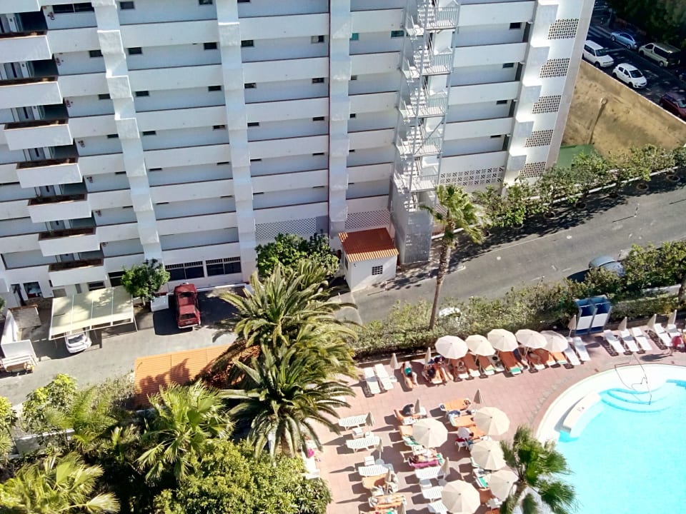 Ausblick zum Pool und das Hotel in der 1. Reihe allsun Hotel Lucana