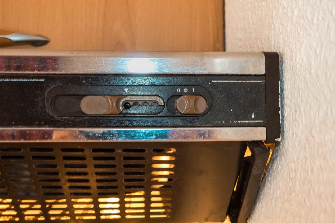 Kaputte Schalter an abgewetzter Abzugshaube Hotel Los Tarajales