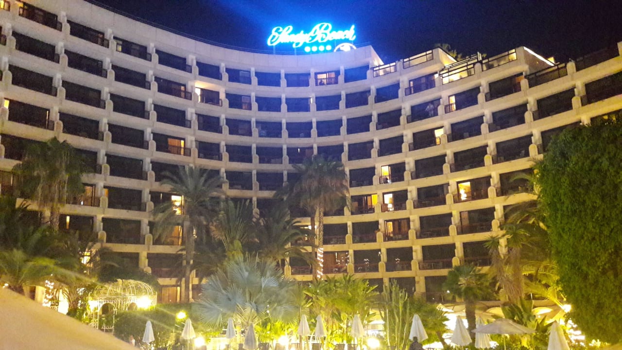 Hotel / Gartenanlage bei Nacht Seaside Hotel Sandy Beach