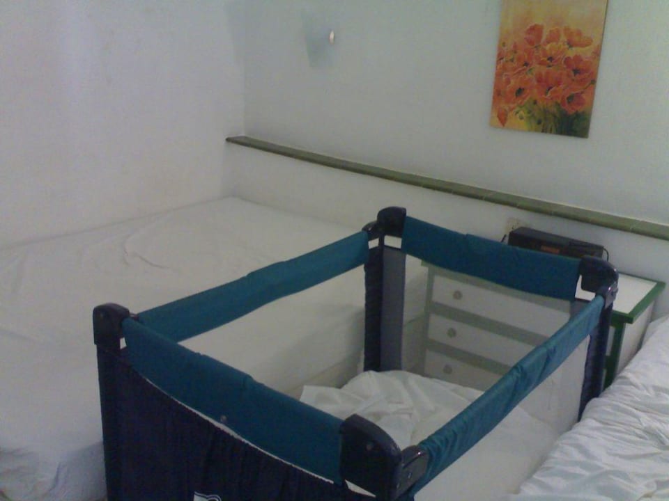 Schlafzimmer mit Babybett Canary Garden Club
