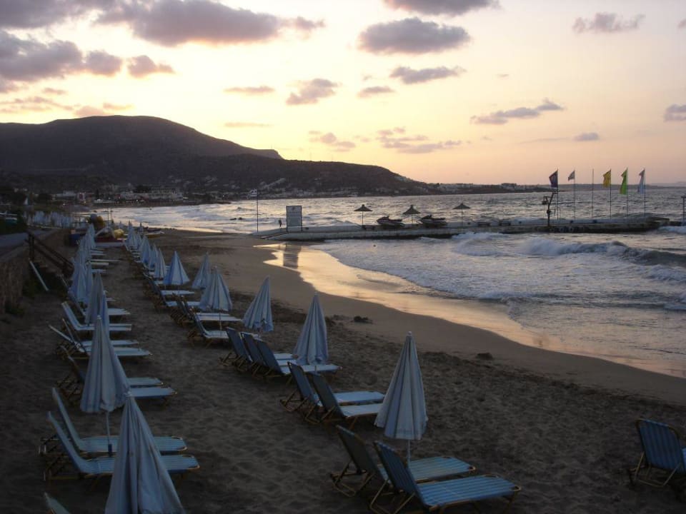 Strand am Abend Alexander Beach Hotel & Village Resort