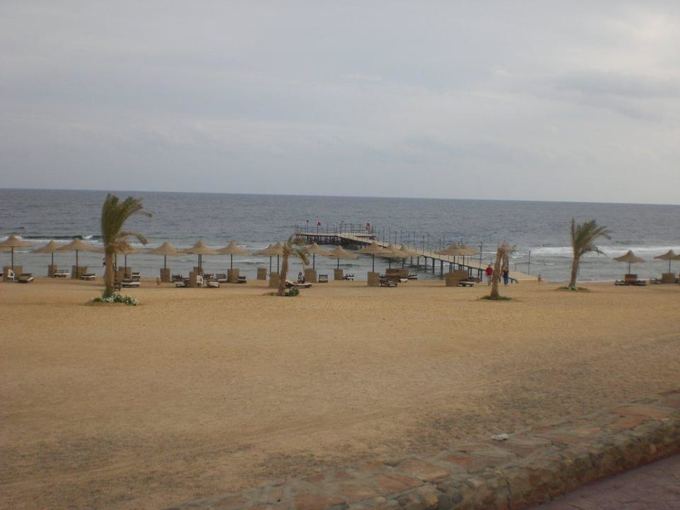 Strand mit Steg Three Corners Sea Beach Resort