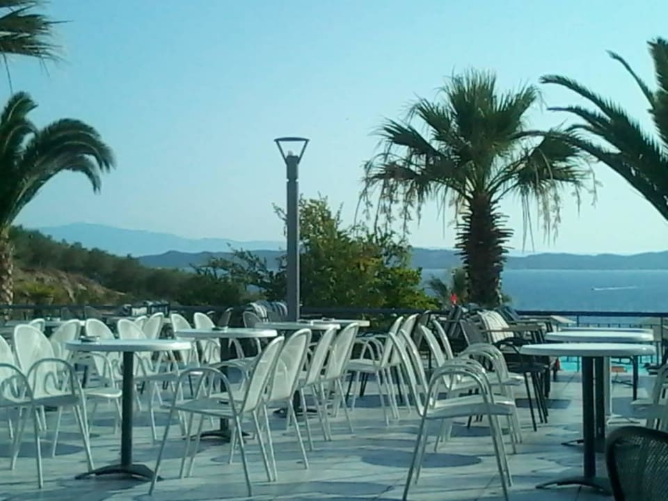 Sitzgelegenheit am Pool Akrathos Beach Hotel