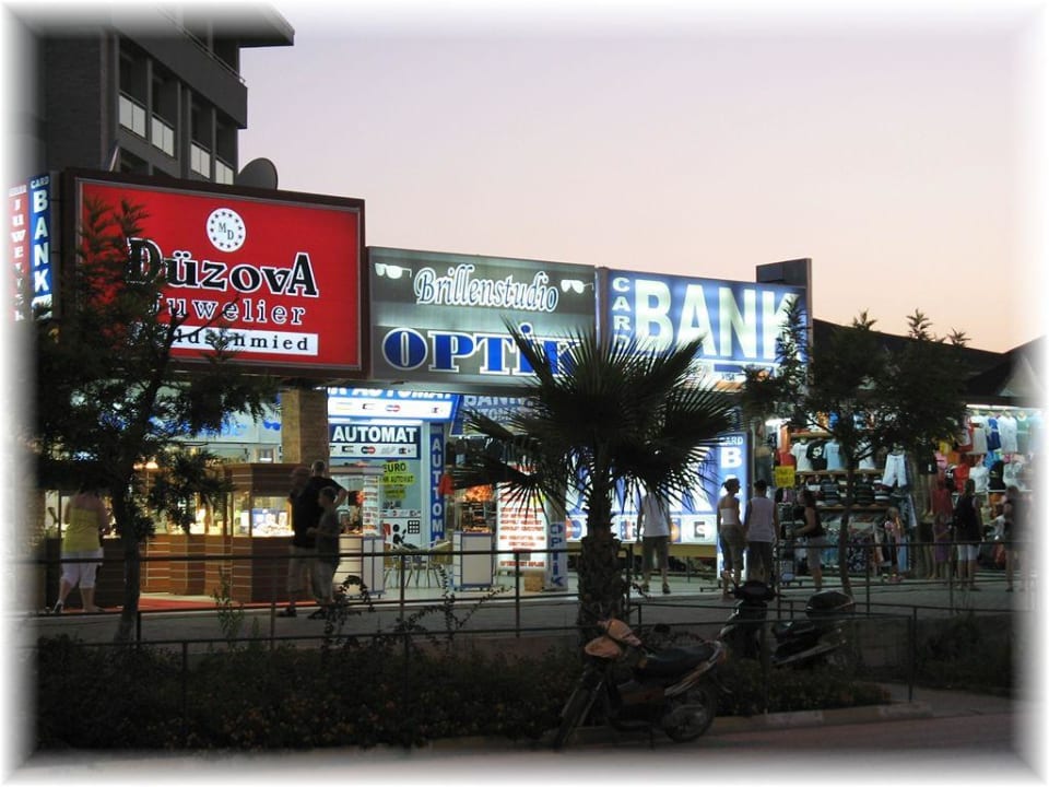 Beginn der endlosen Ladenstraße vorm Hotel Sunis Kumköy Beach Resort Hotel & Spa