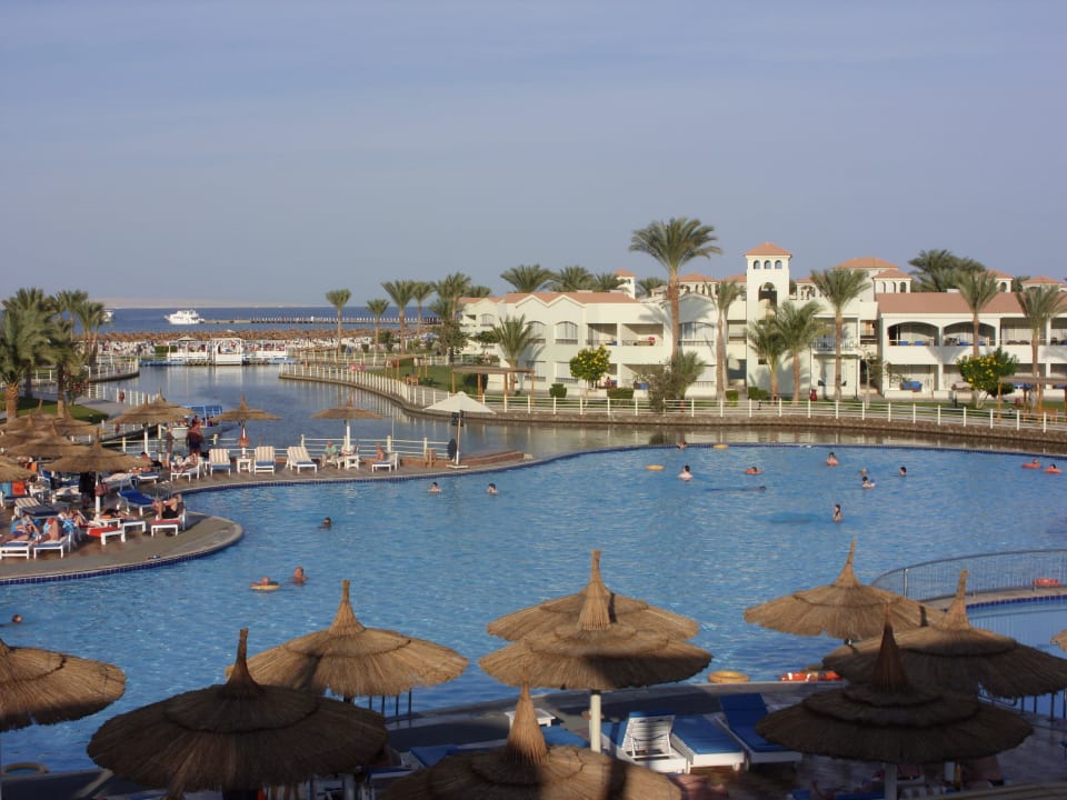 Pool mit Wasserstrasse und Meeresblick Pickalbatros Dana Beach Resort - Hurghada