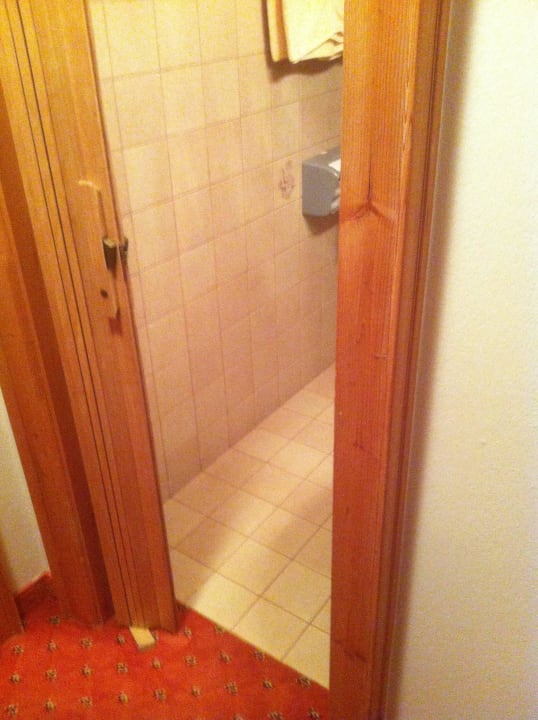 Blick ins Badezimmer, Falttüre mit Keil fixiert Landhaus Rohregger