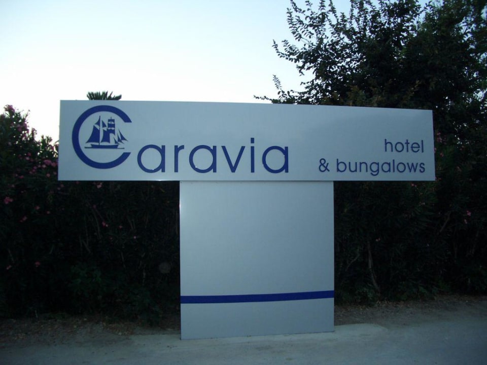 Die Einfahrt zum Hotel Caravia Beach Hotel