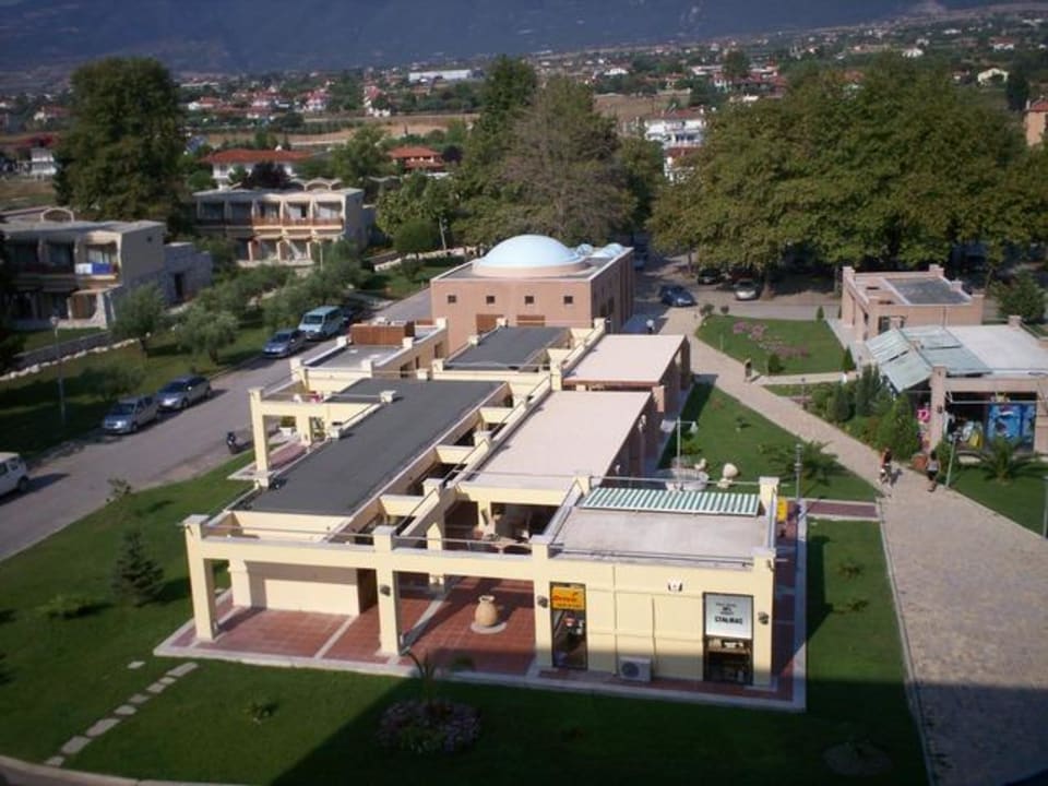 der Ausblick vom Balkon auf das Hotelgelände.. Olympian Bay Grand Resort