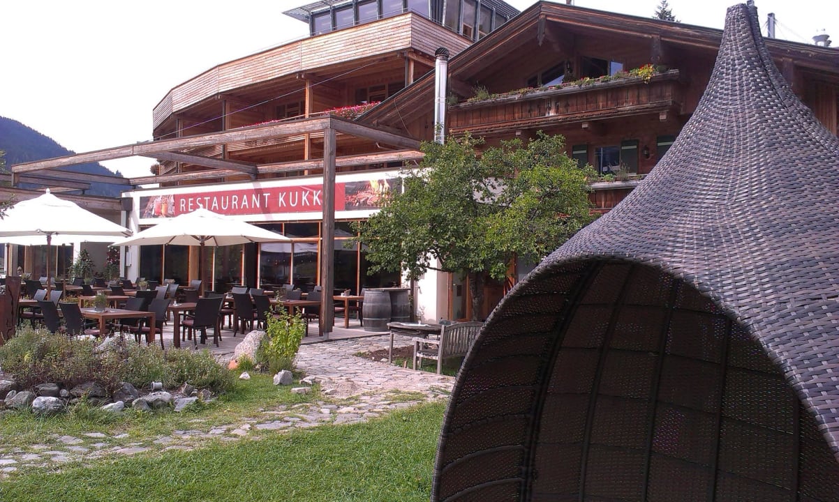 Neubau mit der alten Forsthofalm, rechts Holzhotel Forsthofalm