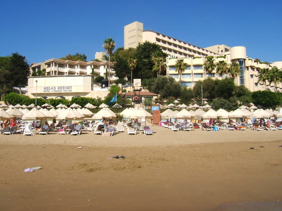 Hotel von dem Strand gesehen Melas Resort Hotel