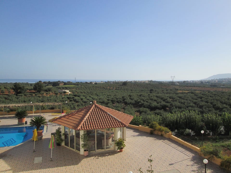 Blick auf Pool Pinelopi Apartments