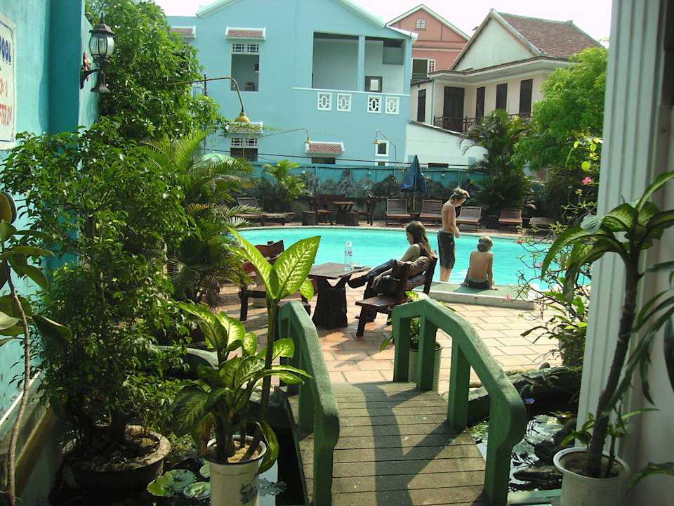 Blick aus dem Hotel in den Garten Green Field Hotel