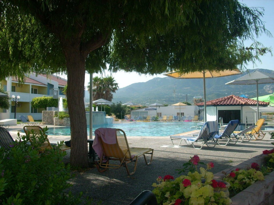 Einer der zwei Pools Ilios K Village Resort