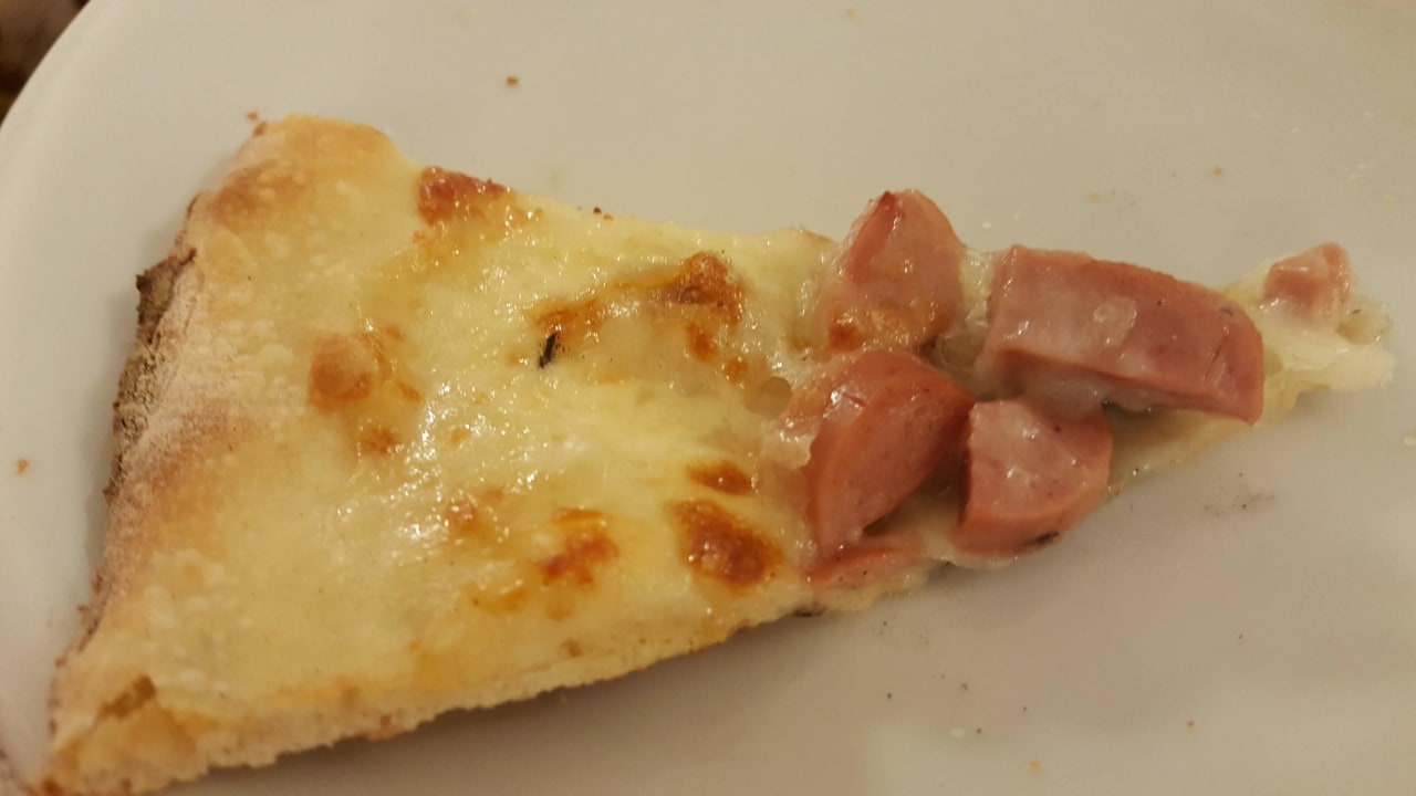 Pizza mit Wurst Fabilia Family Resort Marotta