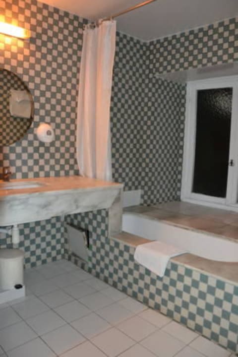 Badewanne unmittelbar vor dem Fesnter Hotel Tagadirt