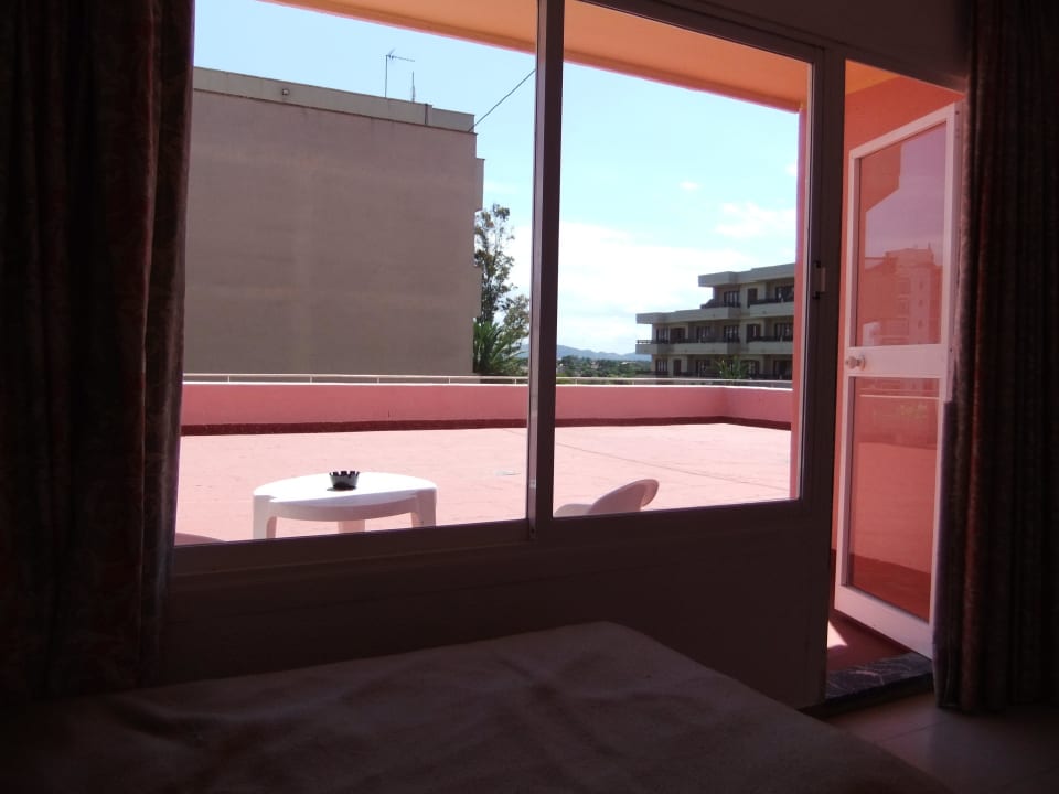 Blick aus dem Zimmer auf die terrasse BJ Playamar Hotel & Apartamentos