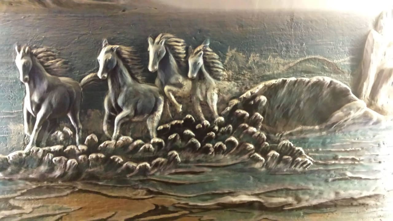 Płaskorzeźba przy plaży Club Seagull Beach Resort