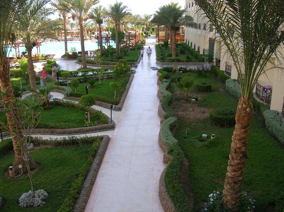 Alejka z hotelu do basenów Le Jardin Aqua Park Resort